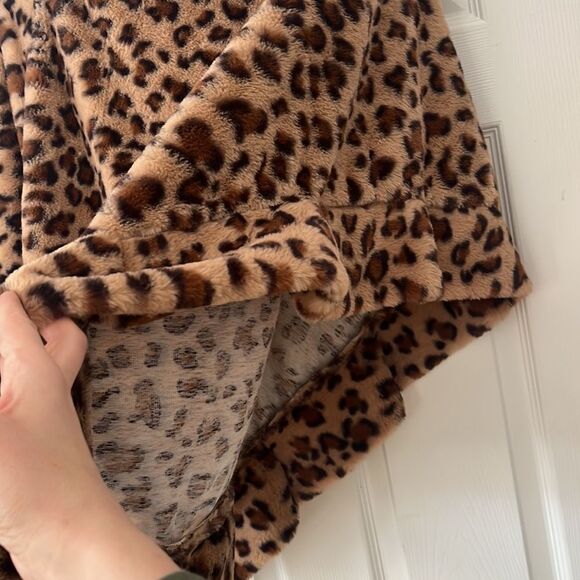 Tickled Pink Cheetah Oversized Hooded Poncho Mobwife - Picture 4 of 6